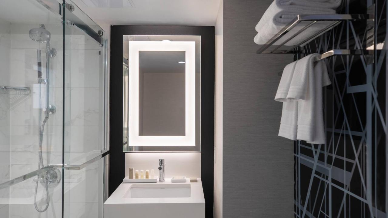 | Renaissance Des Moines Savery Hotel