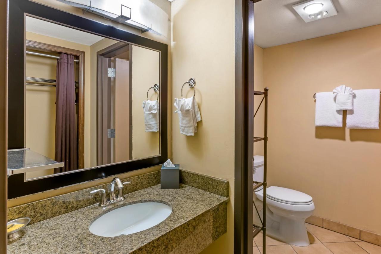 King Room with Roll - In Shower - Disability Access at Best Western Plus Raton Hotel