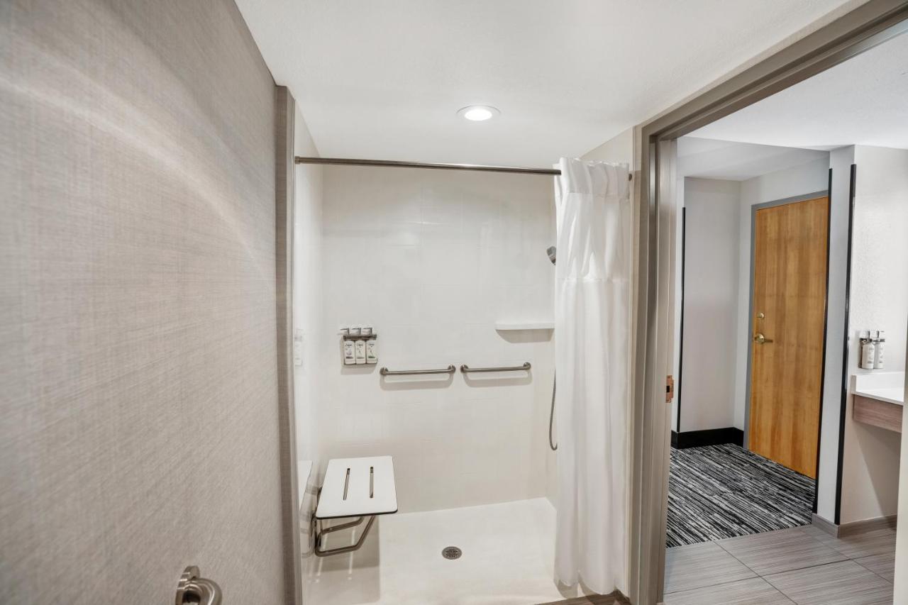 | Holiday Inn Express & Suites Hayward, an IHG Hotel