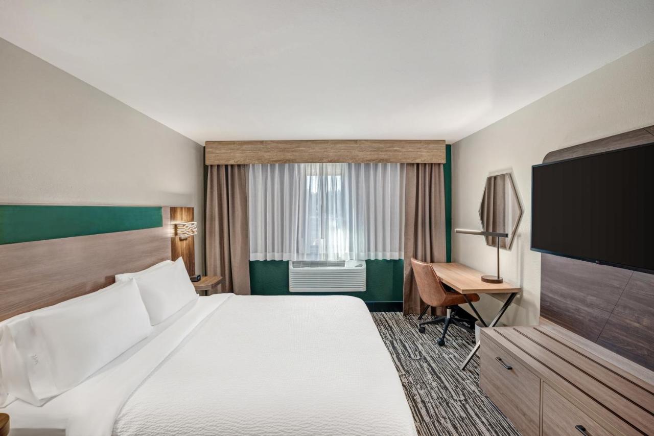 King Suite- Mobility Access Roll in Shower/Non-Smoking at Holiday Inn Express & Suites Hayward by IHG