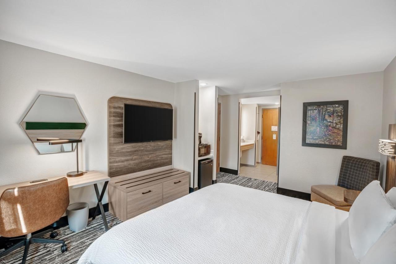 King Suite- Mobility Access Roll in Shower/Non-Smoking at Holiday Inn Express & Suites Hayward by IHG