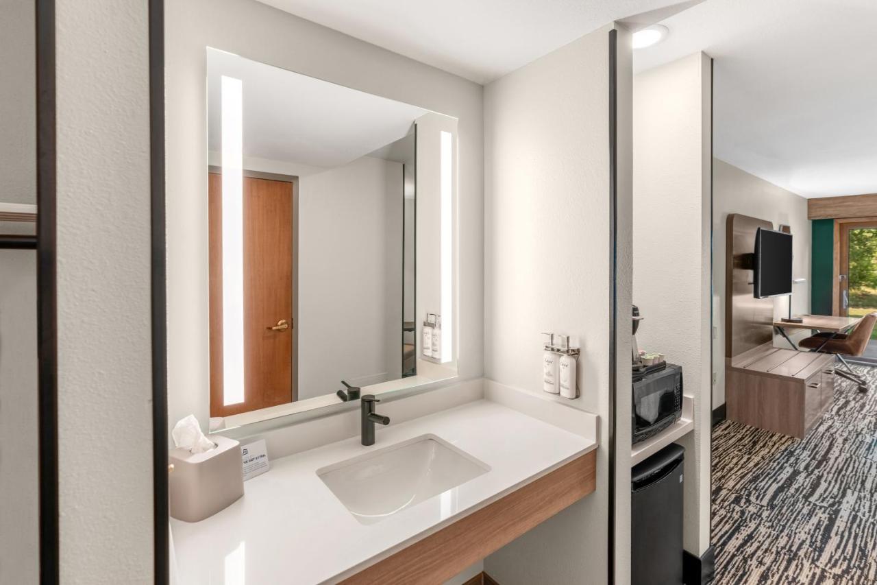 | Holiday Inn Express & Suites Hayward, an IHG Hotel