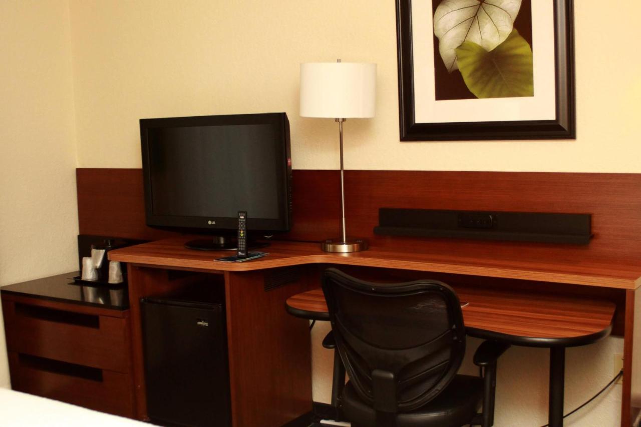 King Guest Room at Fairfield Inn & Suites by Marriott Fairmont
