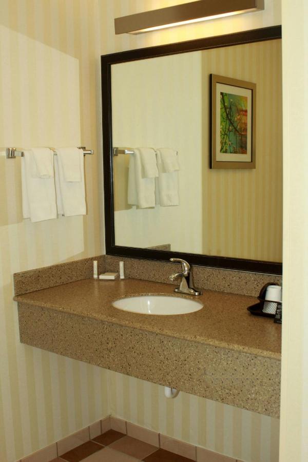 King Guest Room at Fairfield Inn & Suites by Marriott Fairmont