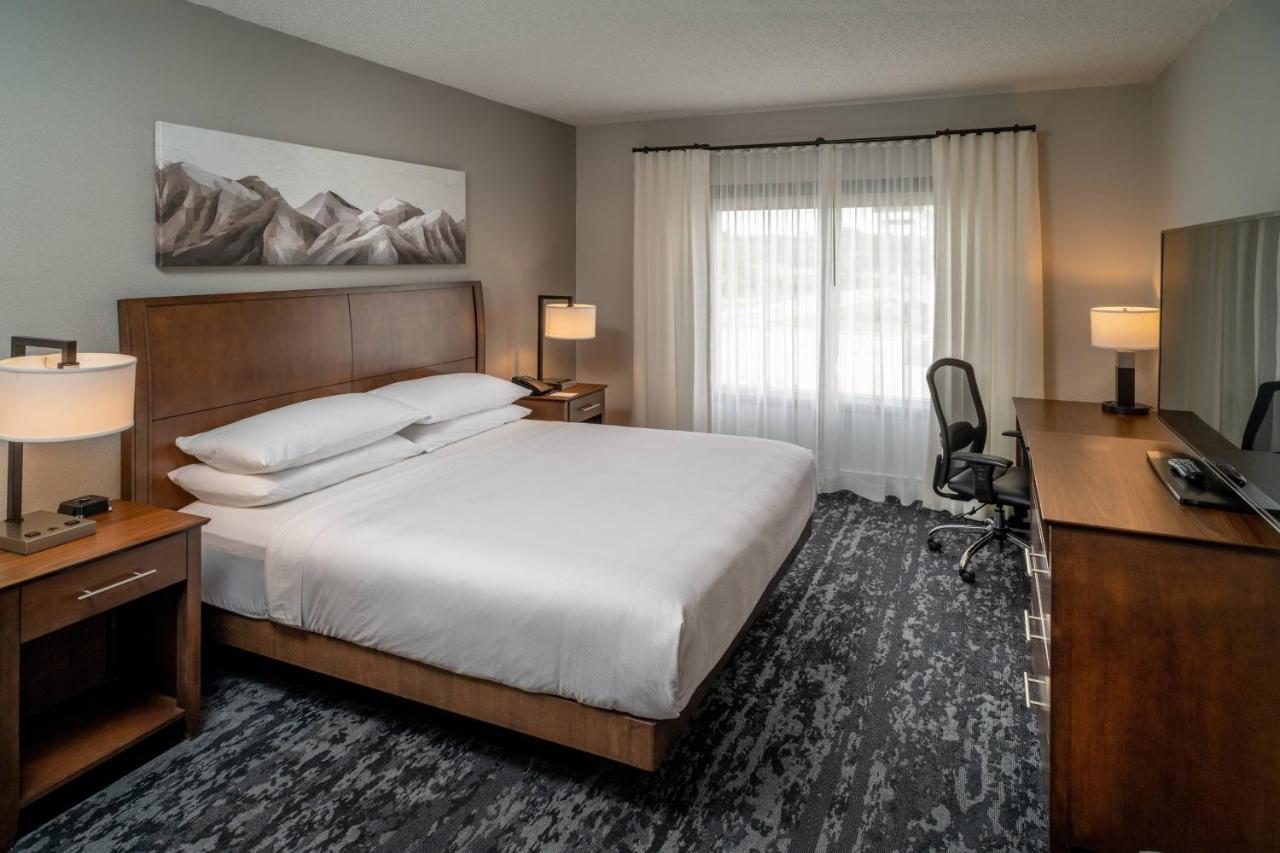 | Delta Hotels by Marriott Huntington Mall