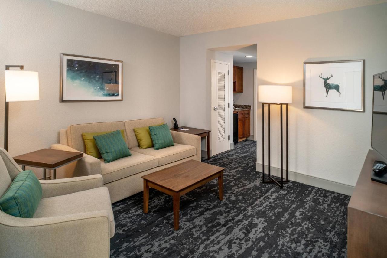 | Delta Hotels by Marriott Huntington Mall