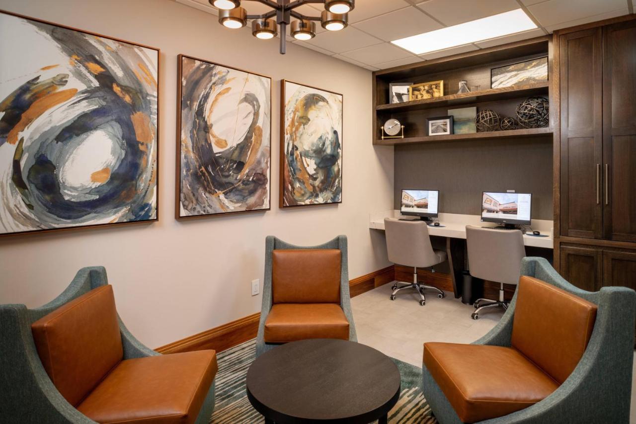 | Delta Hotels by Marriott Huntington Mall