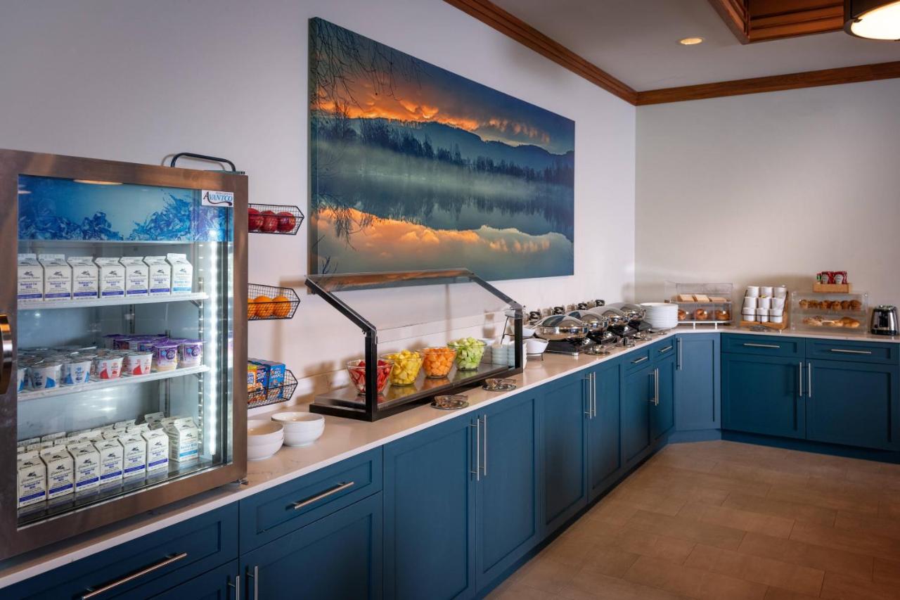 | Delta Hotels by Marriott Huntington Mall