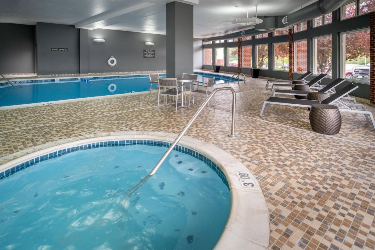 | Delta Hotels by Marriott Huntington Mall