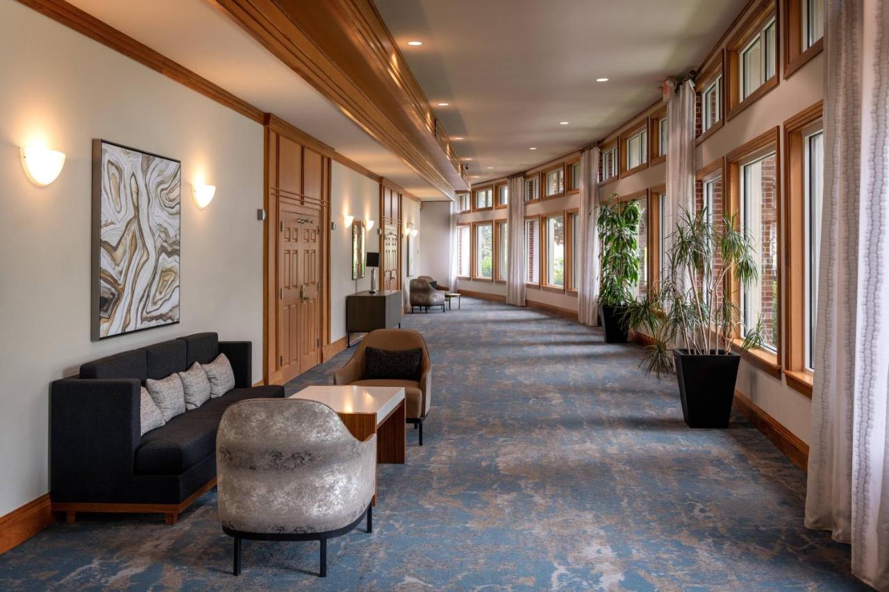 | Delta Hotels by Marriott Huntington Mall