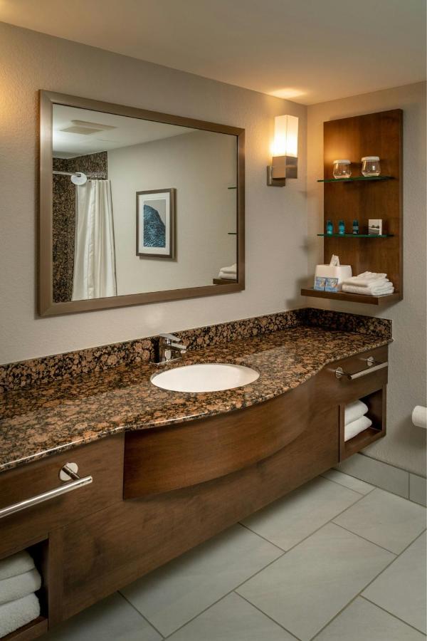 | Delta Hotels by Marriott Huntington Mall