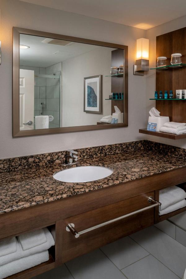 | Delta Hotels by Marriott Huntington Mall