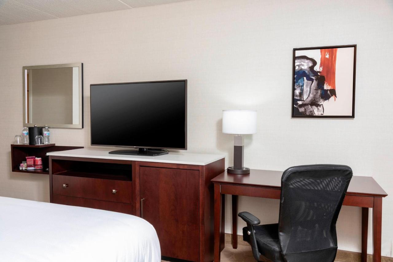 Atrium Access, Guest room, 2 Queen at Delta Hotels by Marriott Kalamazoo Conference Center