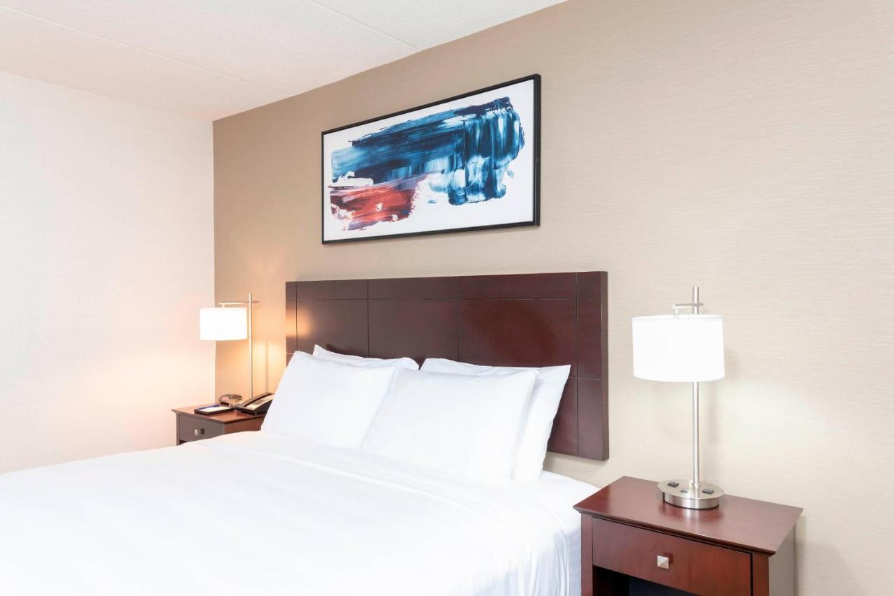 Guest room, 1 Queen at Delta Hotels by Marriott Kalamazoo Conference Center