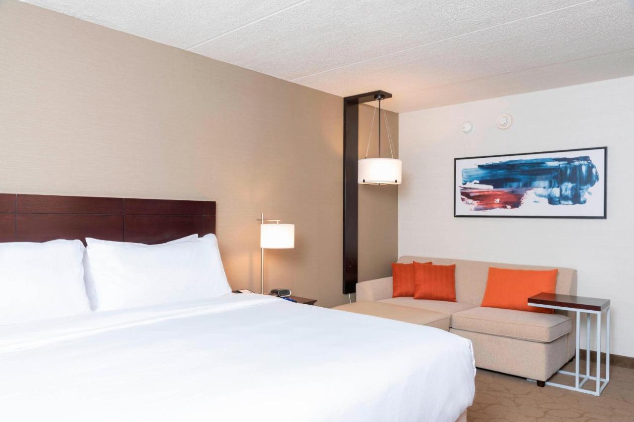 Guest Room, 1 King at Delta Hotels by Marriott Kalamazoo Conference Center