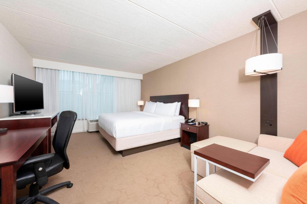 Guest room, 1 King, Sofa bed at Delta Hotels by Marriott Kalamazoo Conference Center