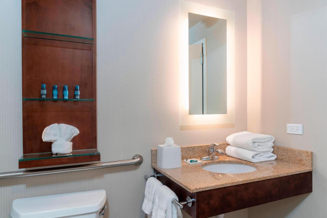 Guest room, 1 Queen at Delta Hotels by Marriott Kalamazoo Conference Center