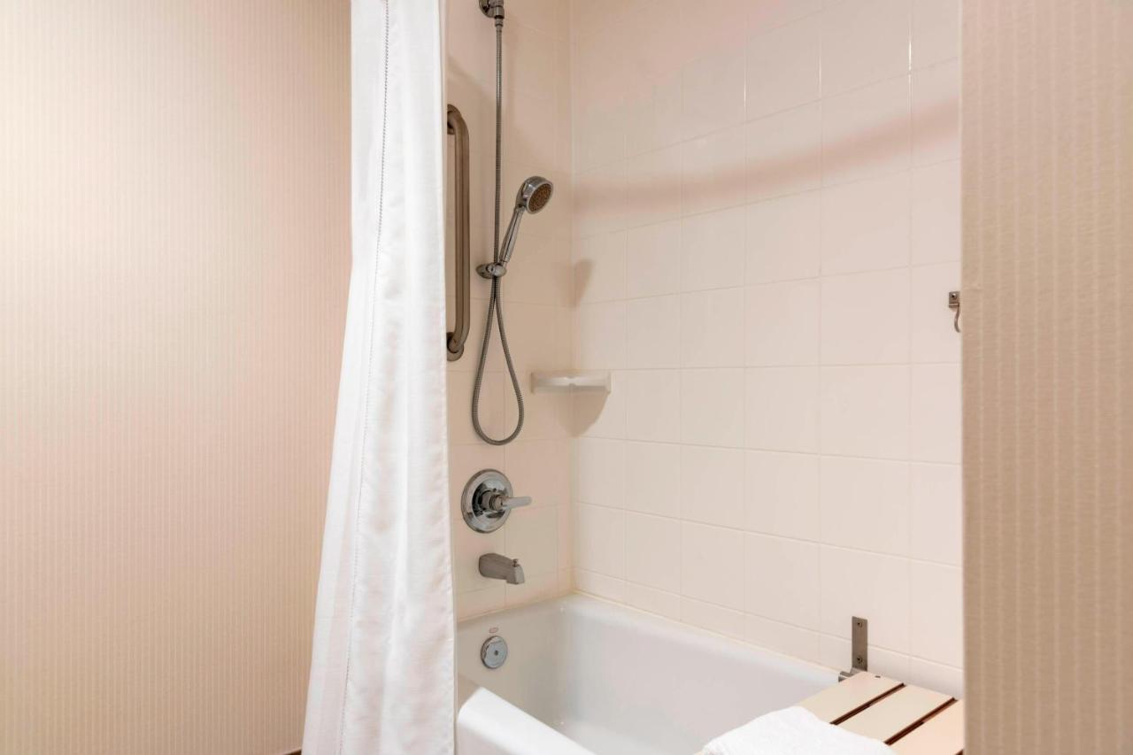 Guest room, 1 Queen at Delta Hotels by Marriott Kalamazoo Conference Center