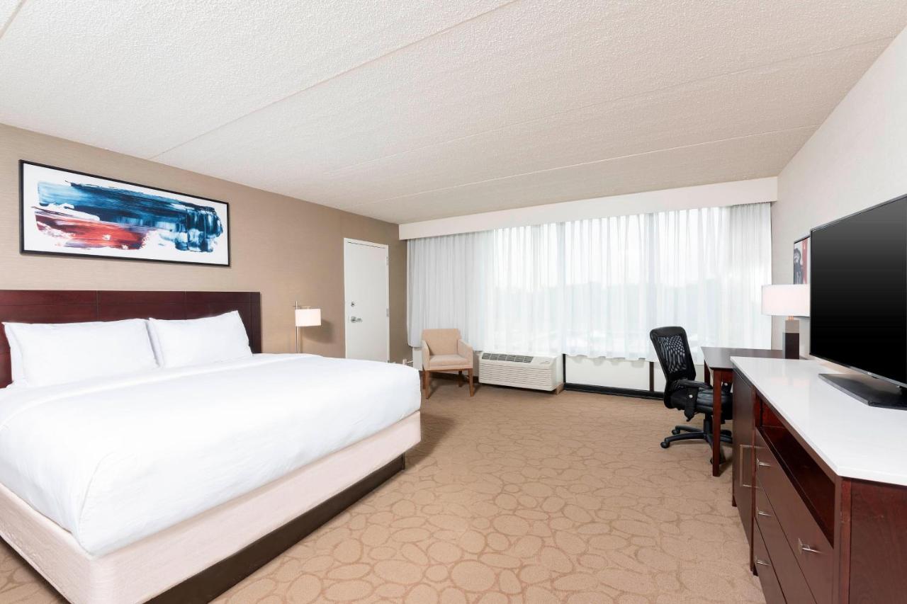 Guest room, 1 King, Sofa bed at Delta Hotels by Marriott Kalamazoo Conference Center