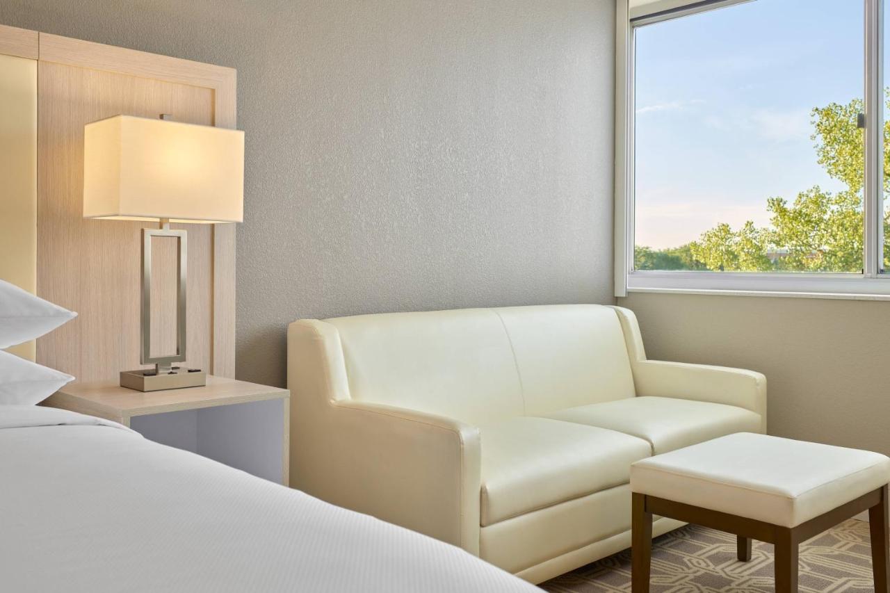 Guest room, 1 King, Sofa bed at Delta Hotels by Marriott Chicago Willowbrook
