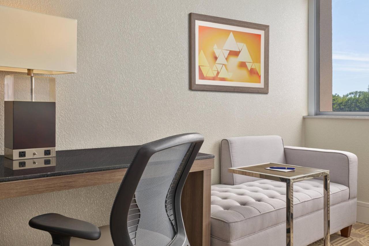Guest Room, 1 King at Delta Hotels by Marriott Chicago Willowbrook
