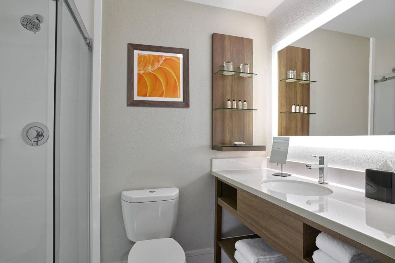 Guest Room, 1 King at Delta Hotels by Marriott Chicago Willowbrook