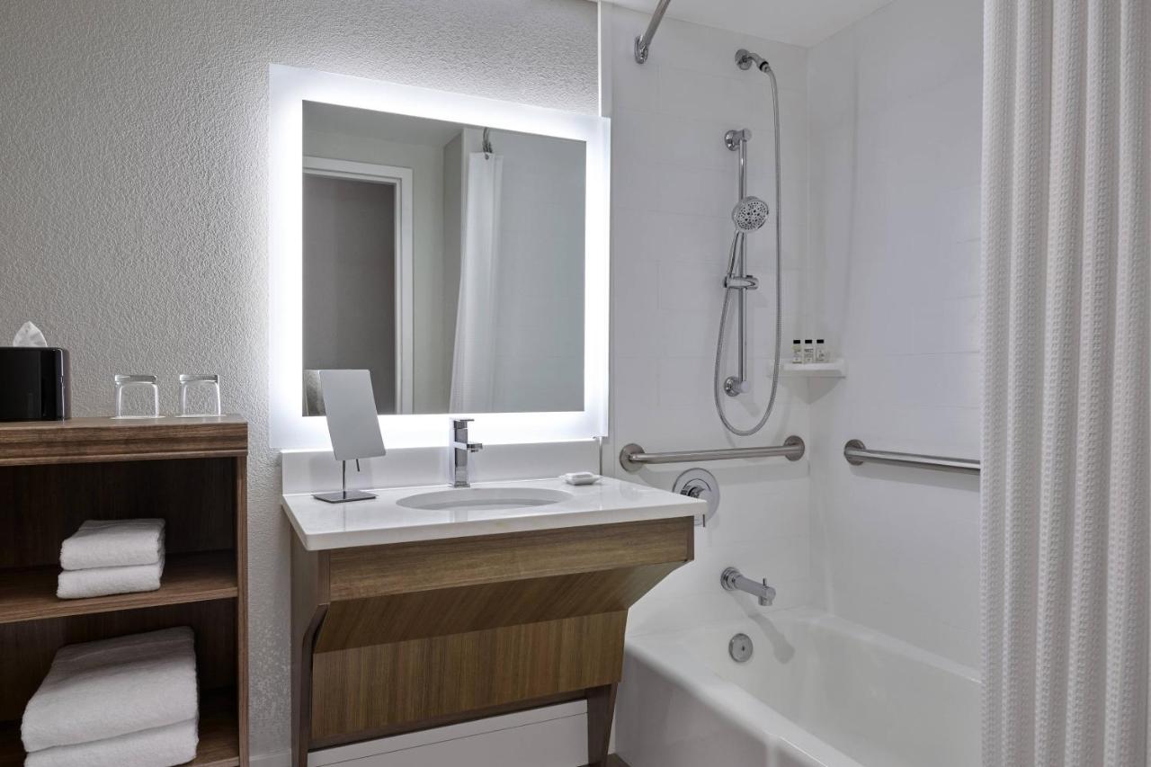 Guest room, 1 King, Sofa bed at Delta Hotels by Marriott Chicago Willowbrook