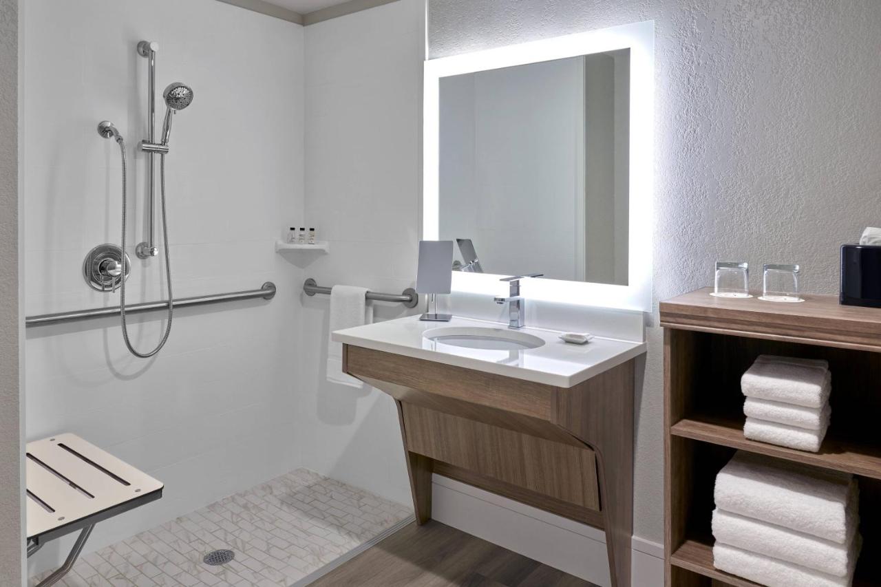 Guest Room, 1 King at Delta Hotels by Marriott Chicago Willowbrook