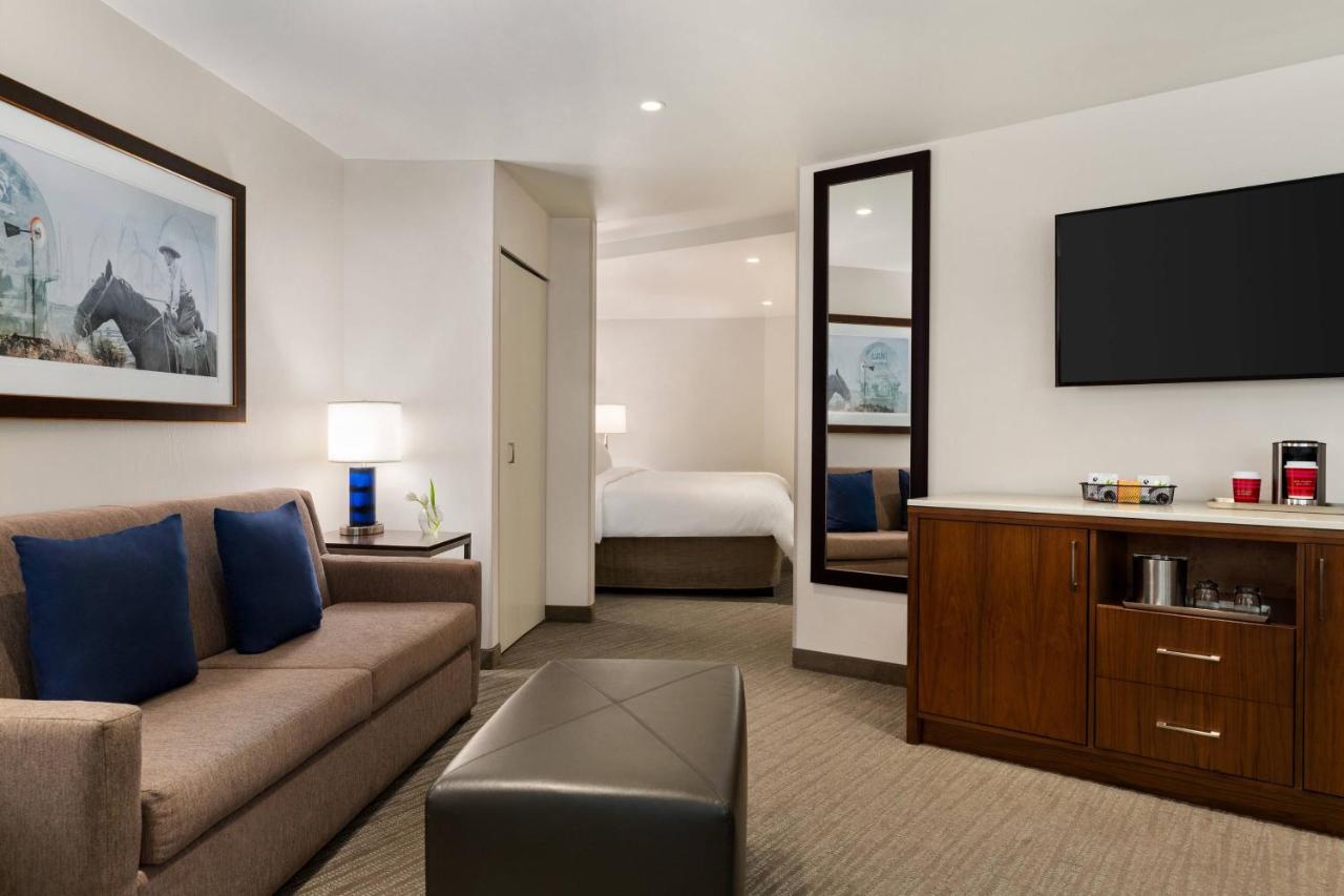 1 Bedroom Suite, 1 King, Sofa bed, Whirlpool at Delta Hotels by Marriott Helena Colonial