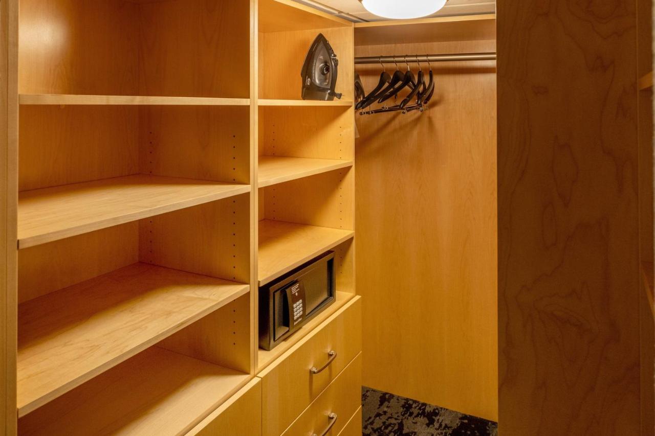 | Delta Hotels Huntington Downtown