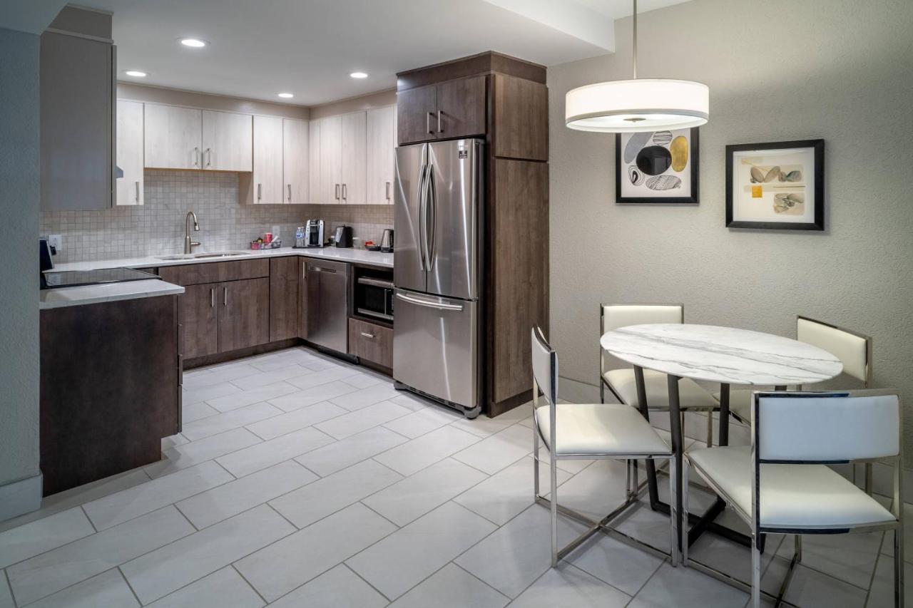 | Delta Hotels Huntington Downtown