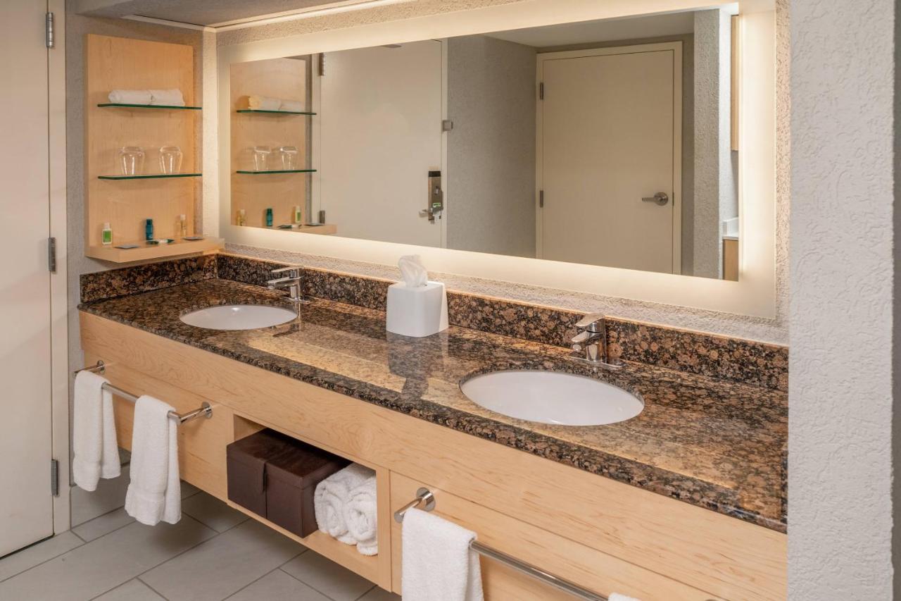 | Delta Hotels Huntington Downtown