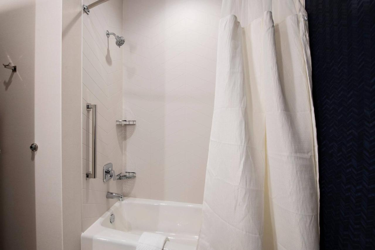 | Fairfield Inn & Suites by Marriott Dayton North