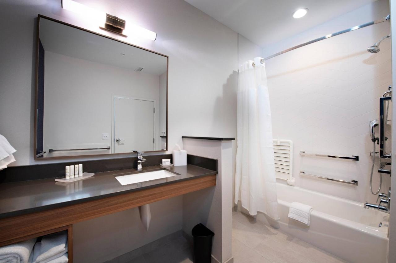 | Fairfield Inn & Suites by Marriott Dayton North