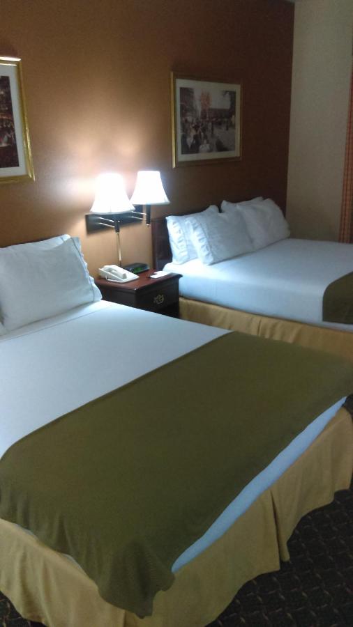 Queen Room with Two Queen Beds - Non-Smoking at Country Inn & Suites by Radisson, Fort Worth West l-30 NAS JRB