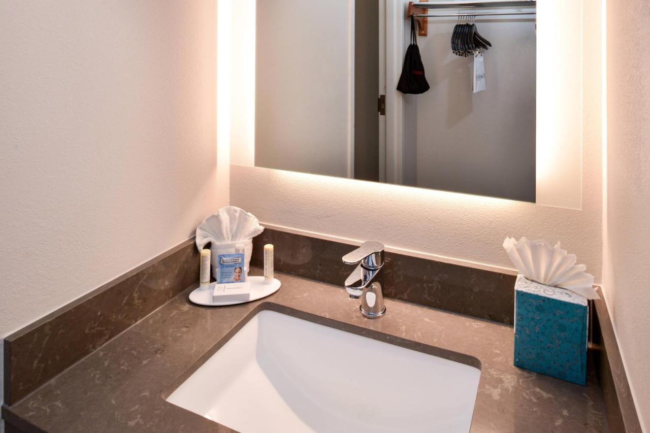 | Fairfield Inn & Suites by Marriott Arlington Six Flags
