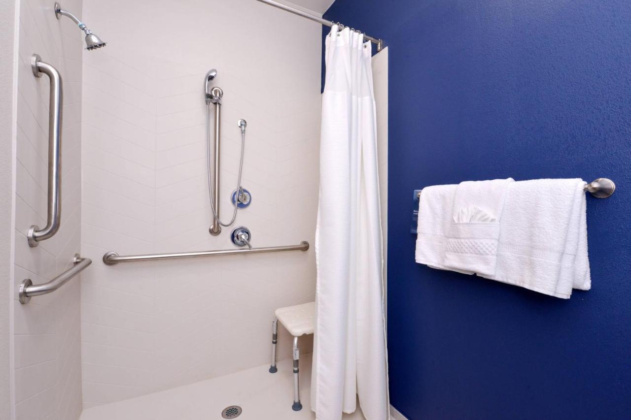 | Fairfield Inn & Suites by Marriott Arlington Six Flags