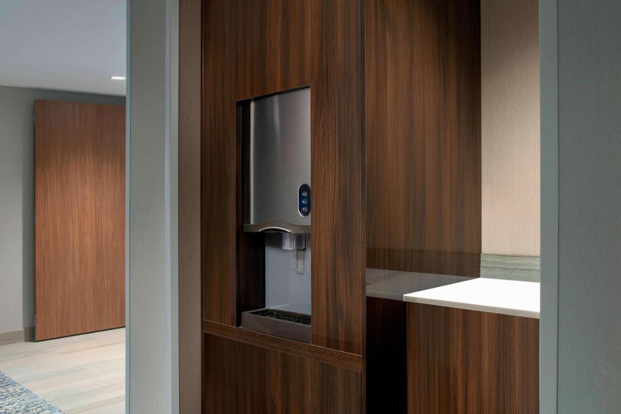 | Delta Hotels by Marriott Seattle Everett
