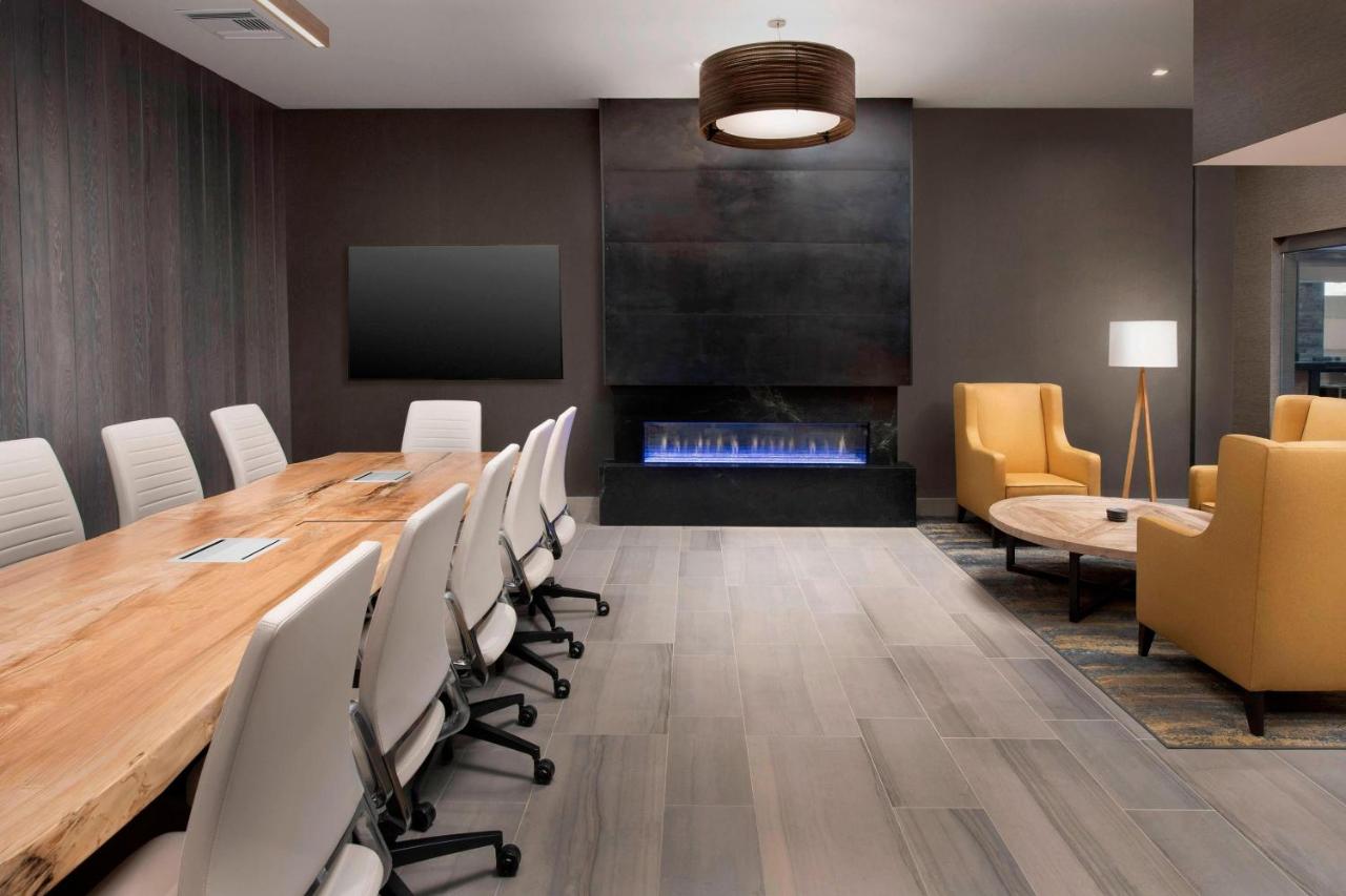 | Delta Hotels by Marriott Seattle Everett
