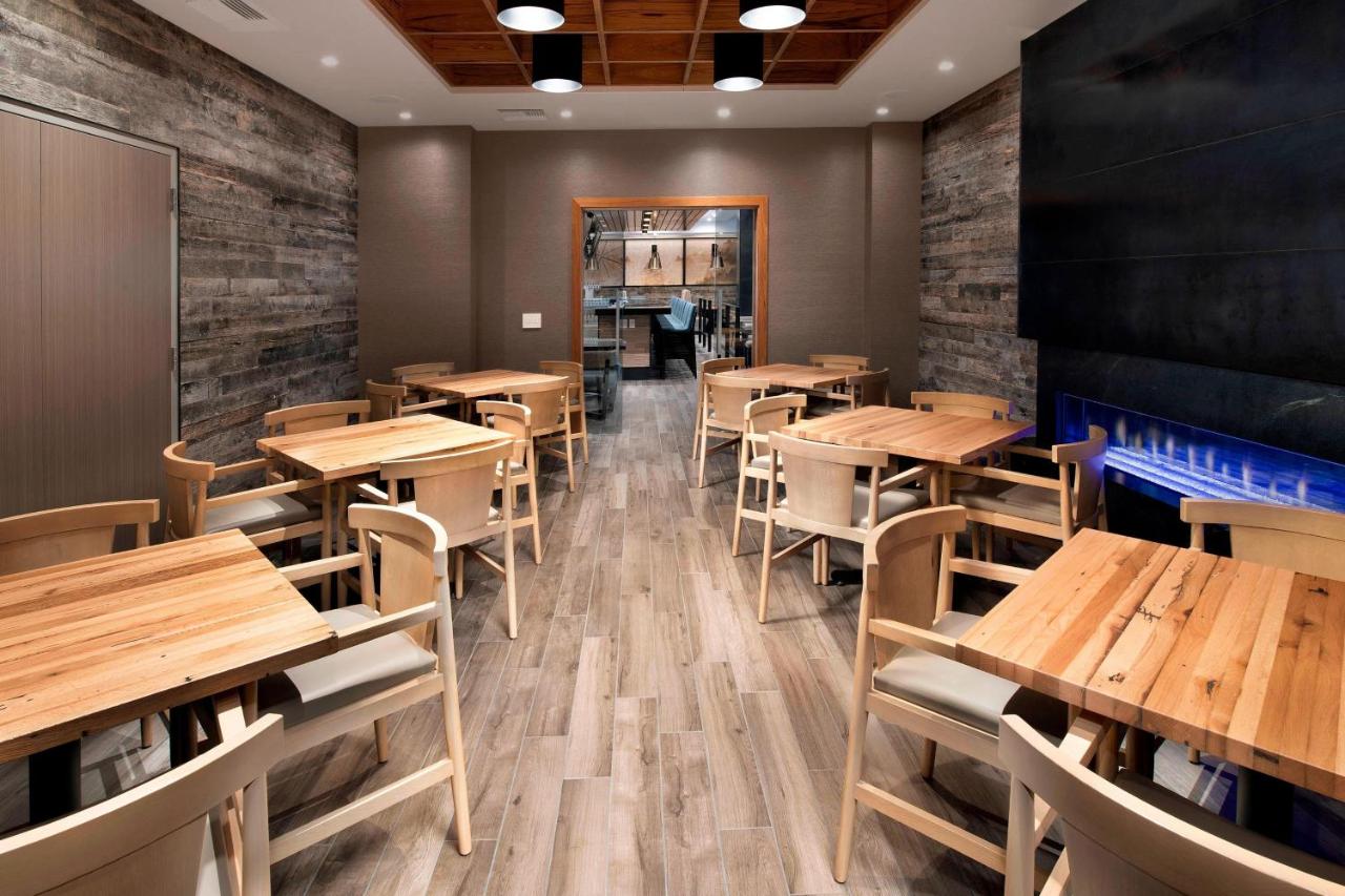 | Delta Hotels by Marriott Seattle Everett