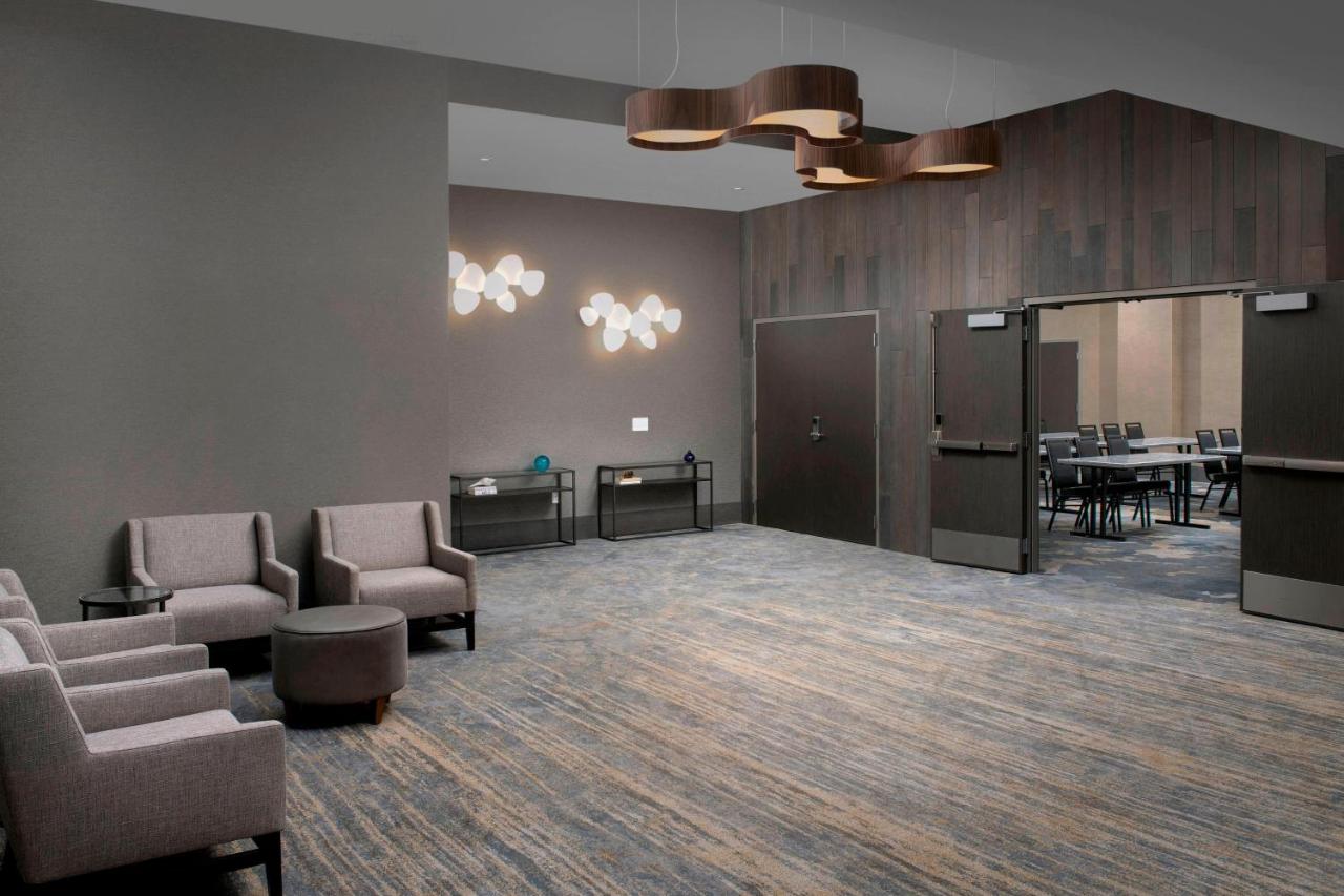 | Delta Hotels by Marriott Seattle Everett