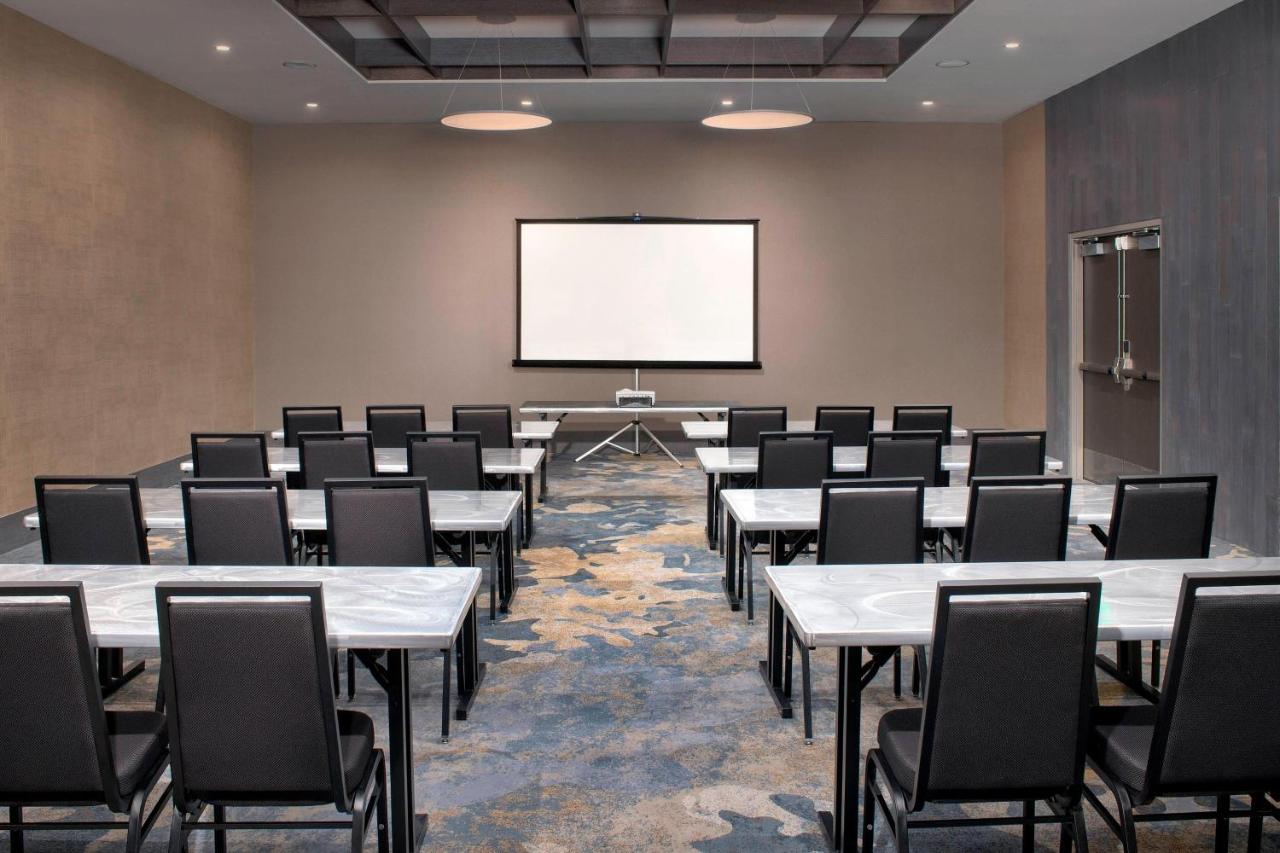 | Delta Hotels by Marriott Seattle Everett