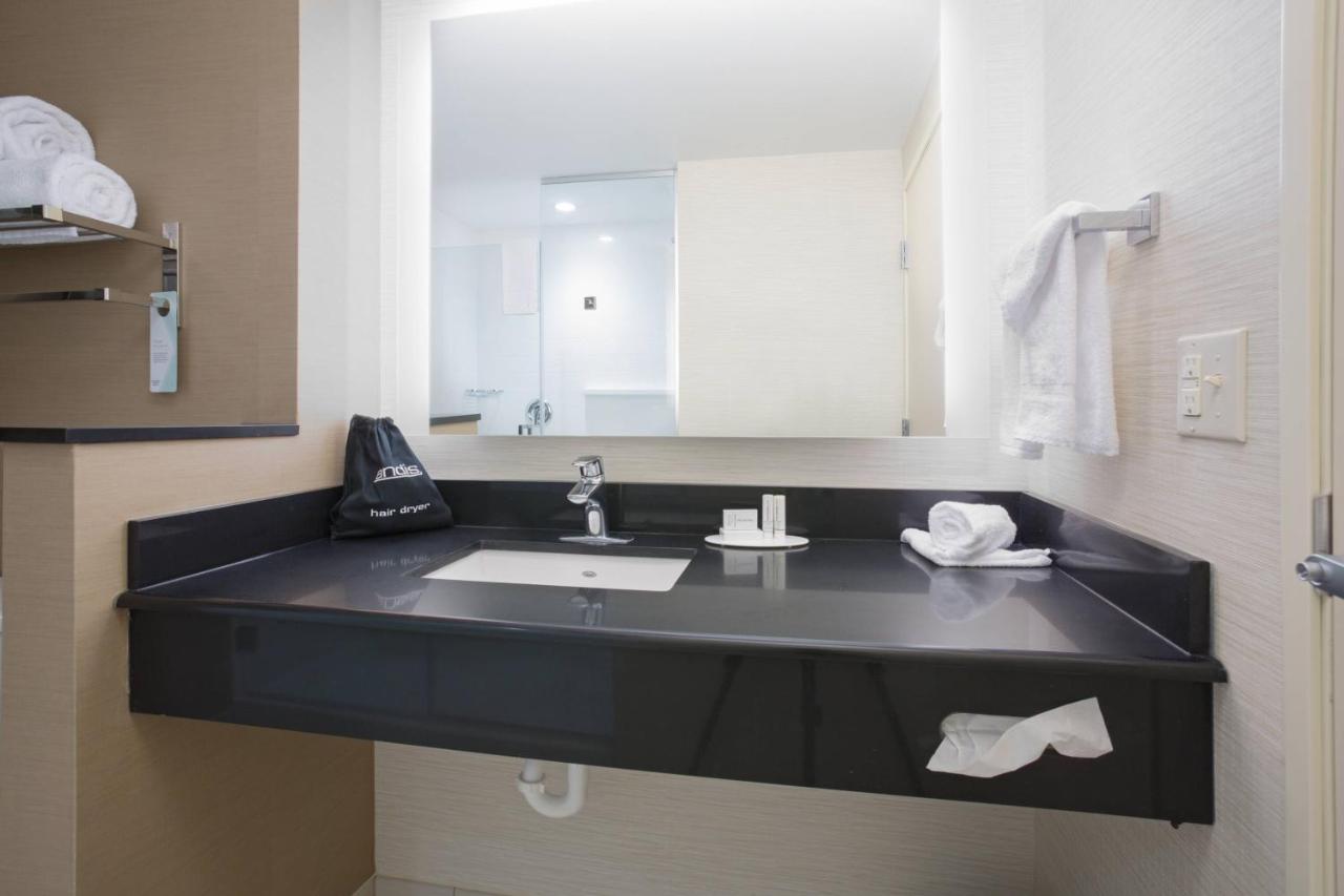 | Fairfield Inn & Suites by Marriott Burlington