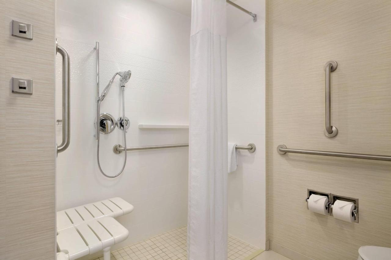 | Fairfield Inn & Suites Lancaster East at The Outlets