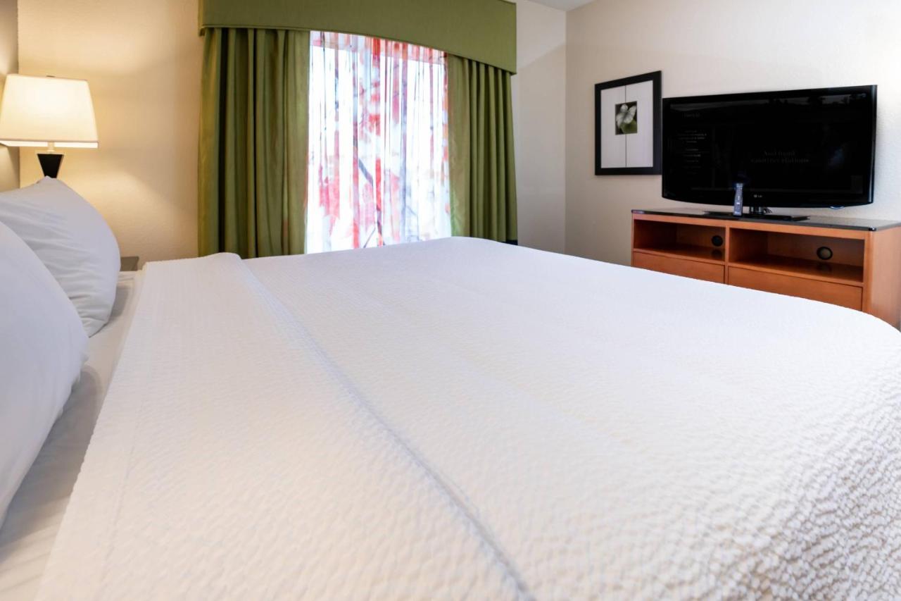 King Room at Fairfield Inn & Suites by Marriott Kearney