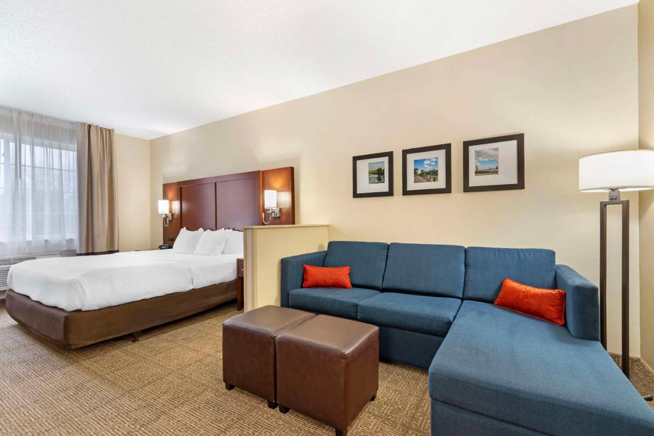 King Suite - Disability Access/Non-Smoking at Comfort Suites Cedar Falls Industrial Park