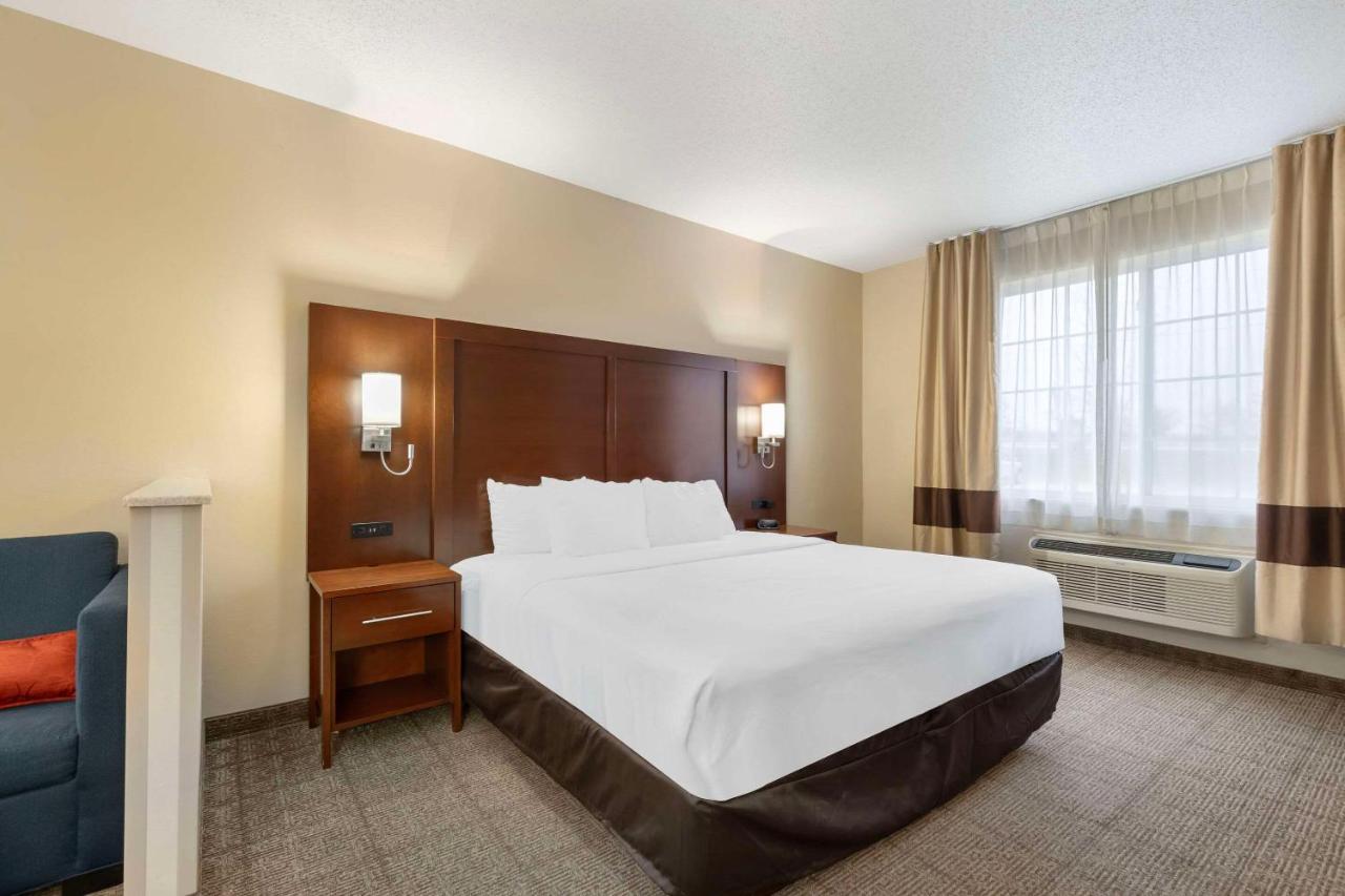 King Suite - Non-Smoking at Comfort Suites Cedar Falls Industrial Park
