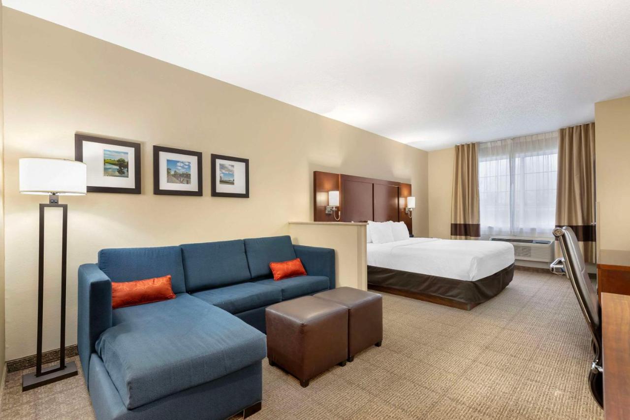 King Suite - Non-Smoking at Comfort Suites Cedar Falls Industrial Park