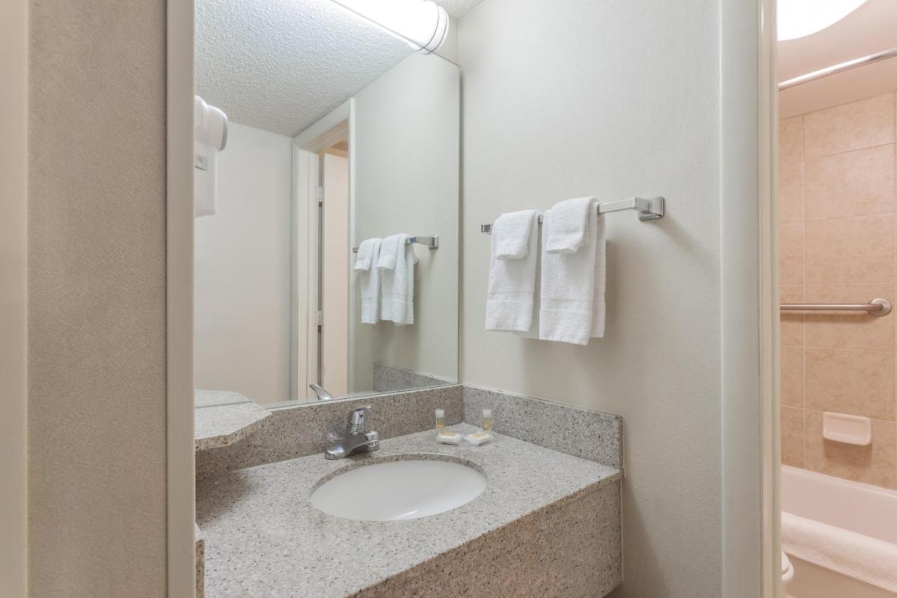 Deluxe King Room - Disability Access - Non-Smoking at Days Inn & Suites by Wyndham Warren