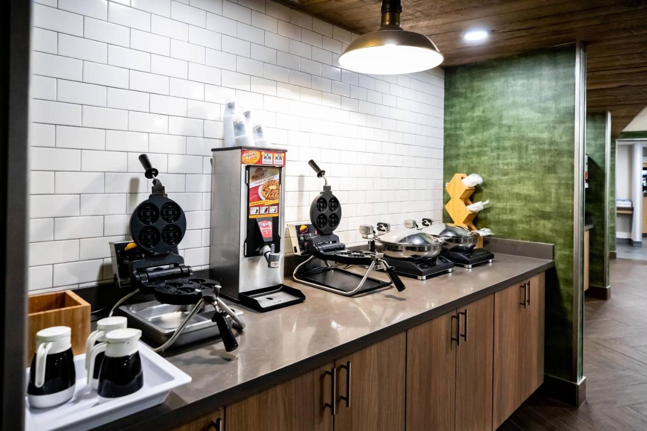 | Comfort Inn & Suites Airport and Expo